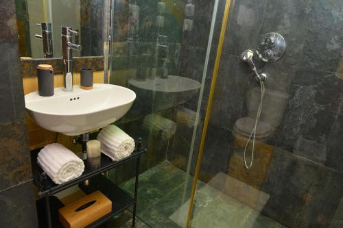 沙尔内卡My Holiday Home - Aroeira Golf & Beach的一间带水槽和淋浴的浴室