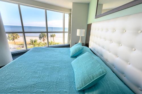 默特尔比奇New Ocean Front Corner Unit的一间卧室配有一张床,享有海滩美景