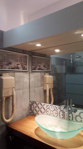 圣安娜Appartements Residence Mahoghany的浴室水槽和柜台上的玻璃碗