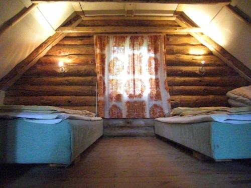 Ähijärve亚温努卡普克玛雅度假屋 的阁楼间 - 带两张床和窗户