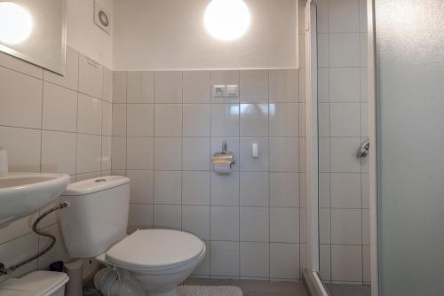 波普拉德Apartment Highway的浴室配有卫生间、盥洗盆和淋浴。