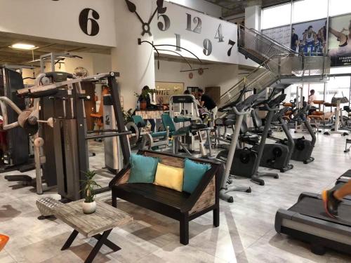 拉纳卡亚历克斯公寓的健身房,配有一系列跑步机