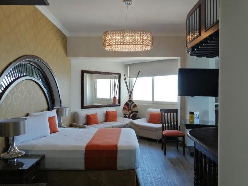 韦拉克鲁斯洛伊丝韦拉克鲁斯酒店的酒店客房,配有床和沙发