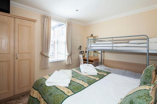 布莱克浦Burbage Holiday Lodge Apartment 5的一间卧室设有两张双层床和一扇窗户。