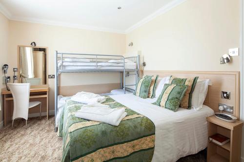 布莱克浦Burbage Holiday Lodge Apartment 5的一间卧室配有一张床和一张双层床。