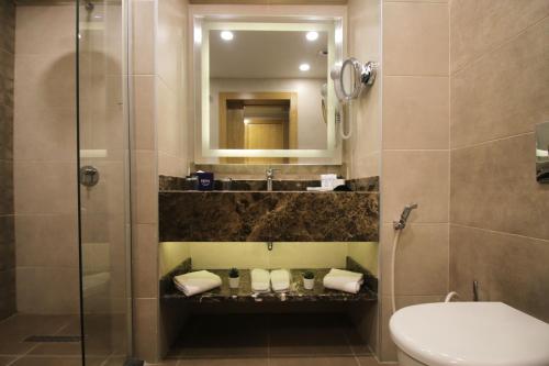安曼安曼梅纳提柯酒店的带淋浴、卫生间和盥洗盆的浴室