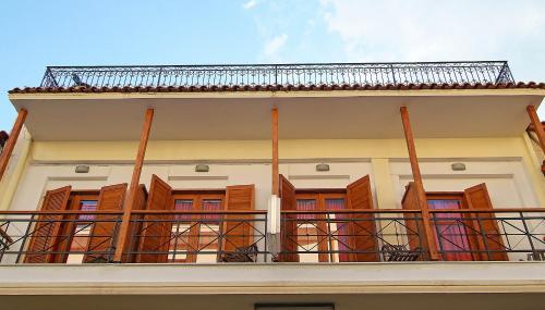 特尔斐赛比拉酒店的一个带木制百叶窗的房屋的阳台