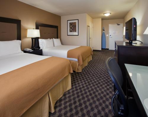 Holiday Inn Express Hotel Union City San Jose, an IHG Hotel客房内的一张或多张床位