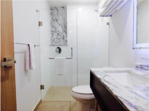 比亚埃尔莫萨Staybridge Suites - Villahermosa Tabasco, an IHG Hotel的白色的浴室设有卫生间和水槽。