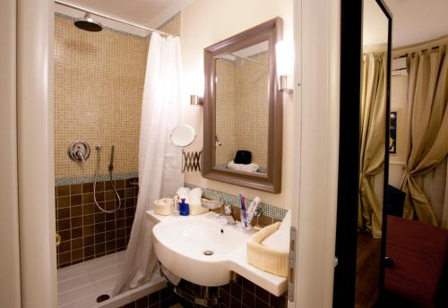罗马Colfelice Rooms的一间带水槽和淋浴的浴室
