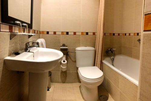 梅霍拉达-德尔坎波埃尔阿尔科旅舍的浴室配有卫生间、盥洗盆和浴缸。