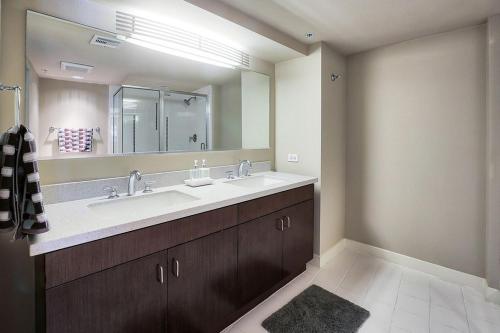 洛杉矶Central Apartment的一间带水槽和大镜子的浴室