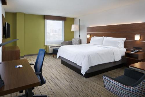 里士满市中心智选假日酒店客房内的一张或多张床位