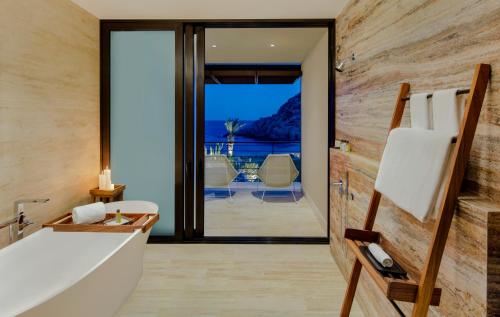 卡波圣卢卡斯Montage Los Cabos的海景浴室