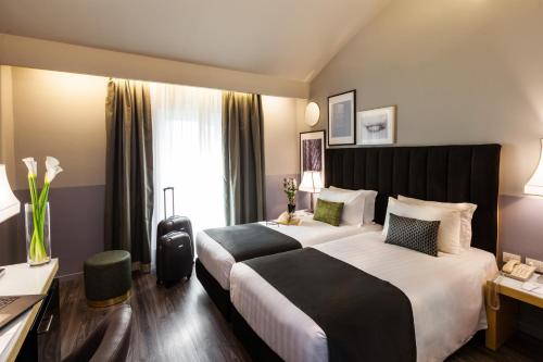 米兰米兰加里波蒂站假日酒店的酒店客房配有两张床和一张书桌