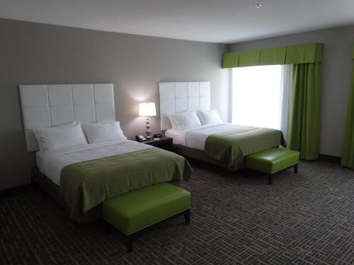卡温顿科文顿酒店的酒店客房设有两张床和窗户。
