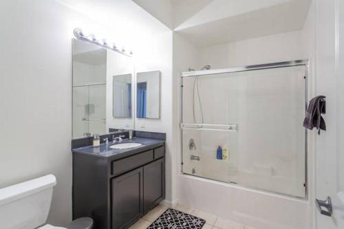 洛杉矶Amazing Apartments near the grove的白色的浴室设有水槽和淋浴。