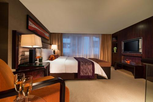 深圳阳光酒店客房内的一张或多张床位