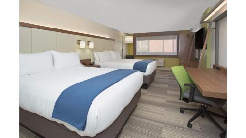 奥拉西Holiday Inn Express & Suites - Olathe South, an IHG Hotel的酒店客房配有两张床和一张书桌