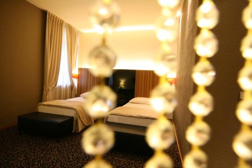 水晶酒店客房内的一张或多张床位
