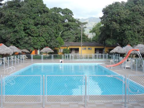 Hotel Tacuara内部或周边的泳池