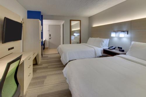 Holiday Inn Express Pittston - Scranton Airport, an IHG Hotel客房内的一张或多张床位