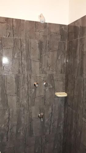尼甘布阿尼齐亚海滨别墅的带淋浴的浴室(带石墙)