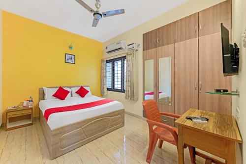钦奈Sreedevi Residency的一间卧室配有一张床、一张桌子和一张书桌