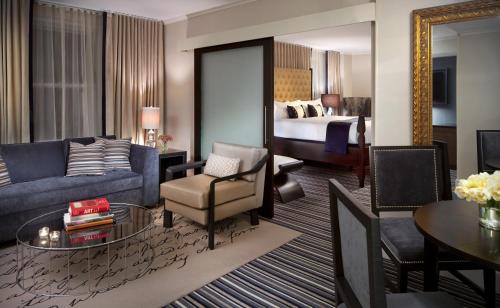 华盛顿金普顿乔治酒店的带沙发的客厅和带沙发床的房间