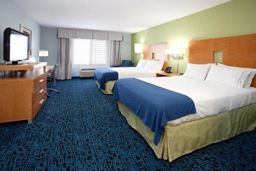 罗克斯普林格林河罗克斯普林斯快捷假日&套房酒店的酒店客房设有两张床和一台平面电视。