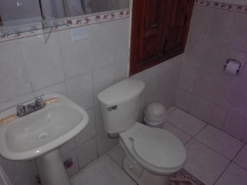 阿雷基帕El MONARCA AREQUIPA的浴室配有白色卫生间和盥洗盆。