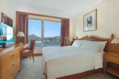 香港北角海逸酒店的酒店客房设有一张床和一个大窗户