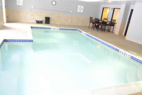比迪福德比迪福德智选假日酒店的蓝色瓷砖建筑中的一个大型游泳池