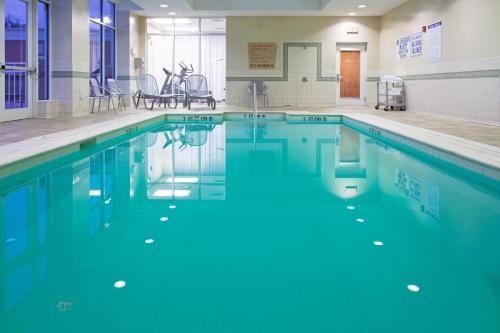 桑蒂桑蒂假日酒店 的大楼内的一个蓝色海水游泳池