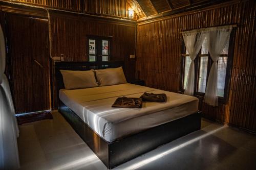 AoNang Bamboo Pool Resort客房内的一张或多张床位
