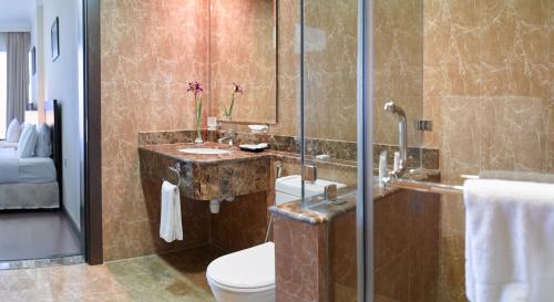麦纳麦Tulip Hotel & Suites的一间带水槽、卫生间和淋浴的浴室