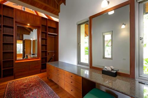 拉扬海滩度Villa Praison的一间带木制橱柜和台面的浴室