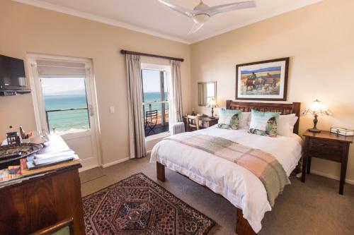 西蒙镇月光宾馆的一间卧室设有一张床,享有海景
