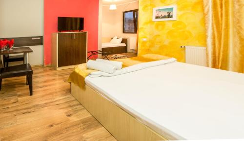 布加勒斯特EOS酒店的酒店客房配有一张床、一张书桌