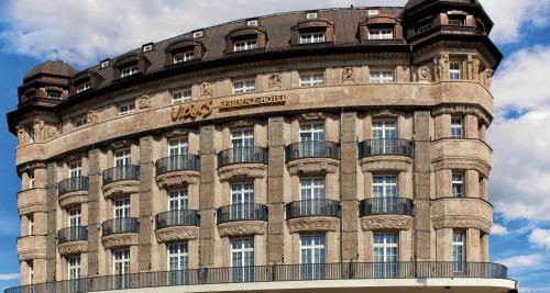莱比锡莱比锡城维克特雷斯登斯酒店的带阳台的大型砖砌建筑