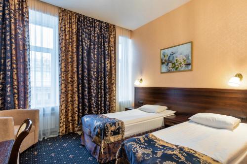 圣彼得堡蓝宝石酒店的酒店客房设有两张床和窗户。