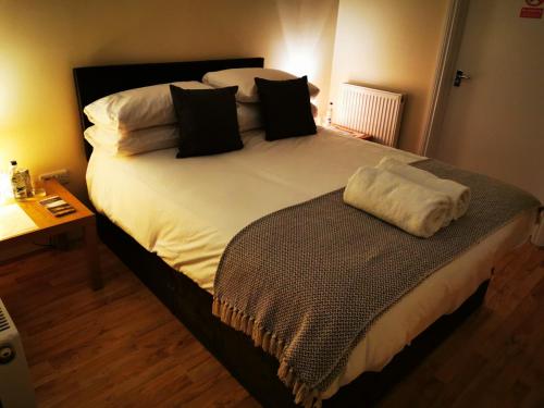 CavendishThe Cavendish Five Bells的卧室配有一张带白色床单和枕头的大床。