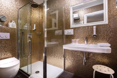 巴斯卡文物坲扎酒店的带淋浴、盥洗盆和卫生间的浴室