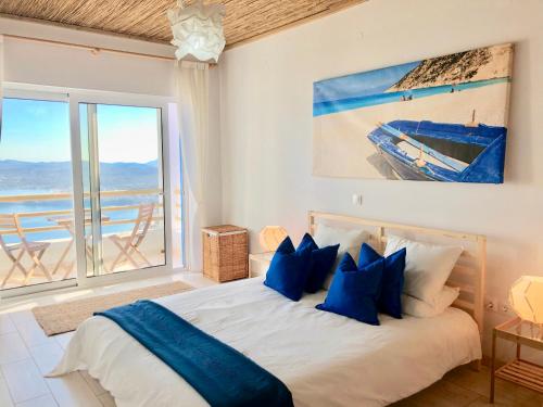 科孚镇House Tanna of Villa Intaba Spectacular Sea Views Corfiot Riviera Spartilas Corfu Island Greece close to Ipsos Beach的一间卧室设有一张床,享有海景
