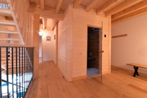 BruebachLes Granges Modernes的一间设有木墙和门的房间