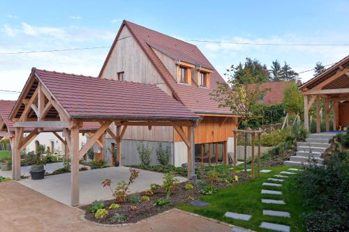 BruebachLes Granges Modernes的谷仓风格的房屋,设有木屋顶