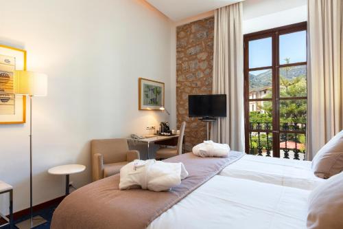 索列尔索耶尔大酒店的酒店客房设有两张床和窗户。