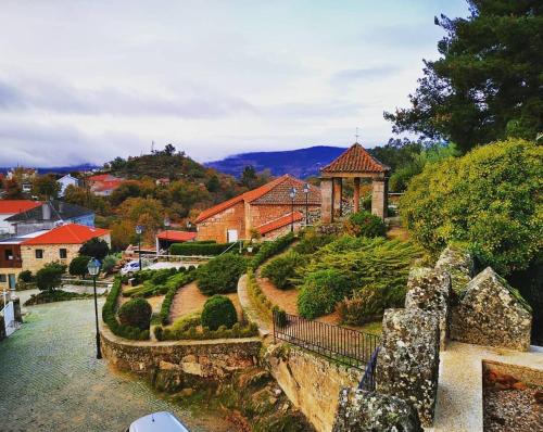 SernancelheCasa do Castelo的享有花园的景致,设有凉亭