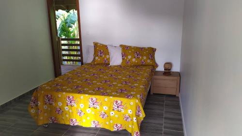 波尔兰特APPARTEMENT MILO 1的一间卧室配有一张黄色棉被的床