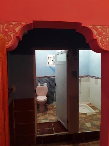 Aït TamellilAuberge Restaurant Les Coquelicots的一间带卫生间和红色墙壁的浴室